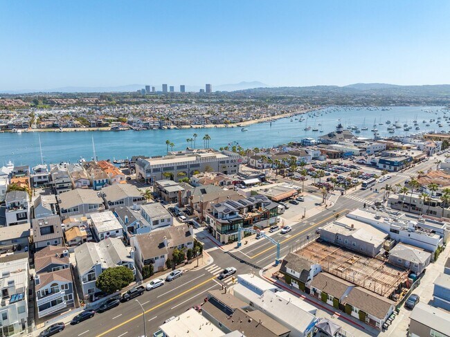 Building Photo - 9-MONTH FURNISHED WINTER RENTAL MID SEPT 2026 THROUGH MID JUNE 2027 **3-car parking**