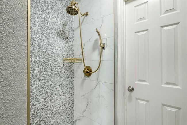 Building Photo - 2801 Adelen Ln