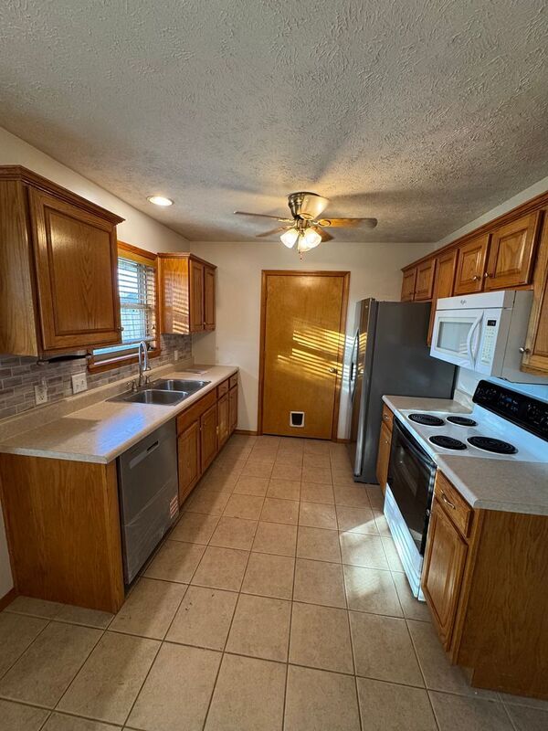 Building Photo - 841 S Hazelnut Ave