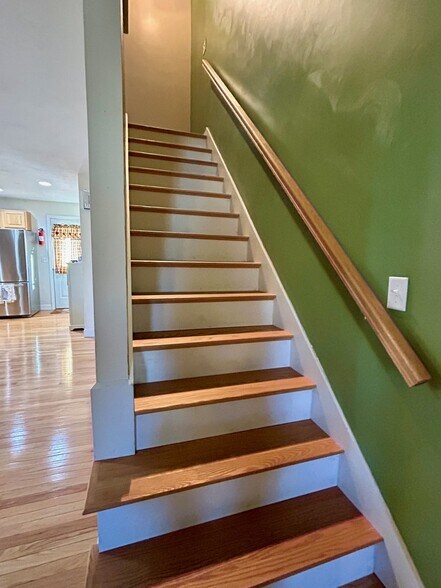 Building Photo - 407 Main St