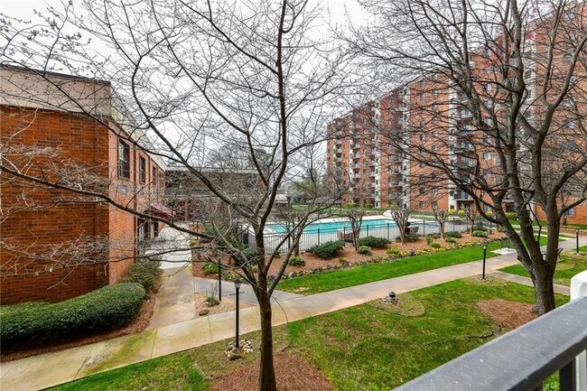 Building Photo - 300 Johnson Ferry Rd