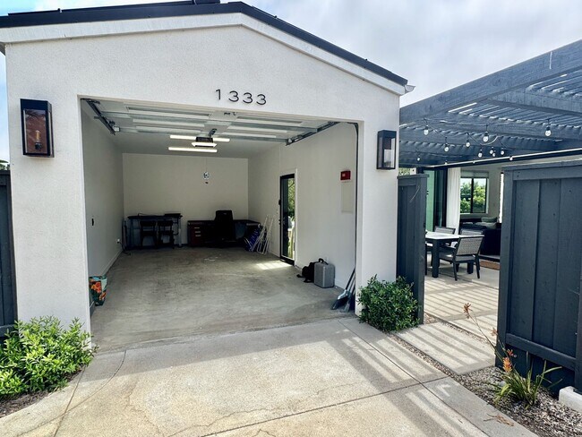 Building Photo - 1333 Lake Dr