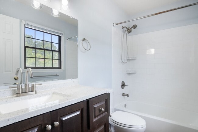 Building Photo - 3 bed/2 1/2 Bath. Pet Friendly. Easy acces...