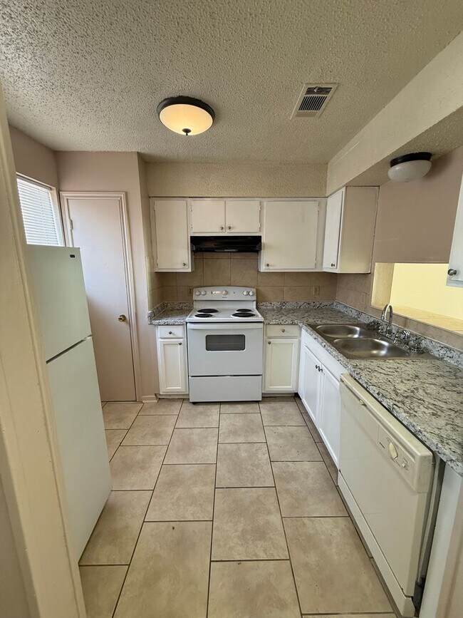 Building Photo - 2 bedroom 2 bath town home in a gated community