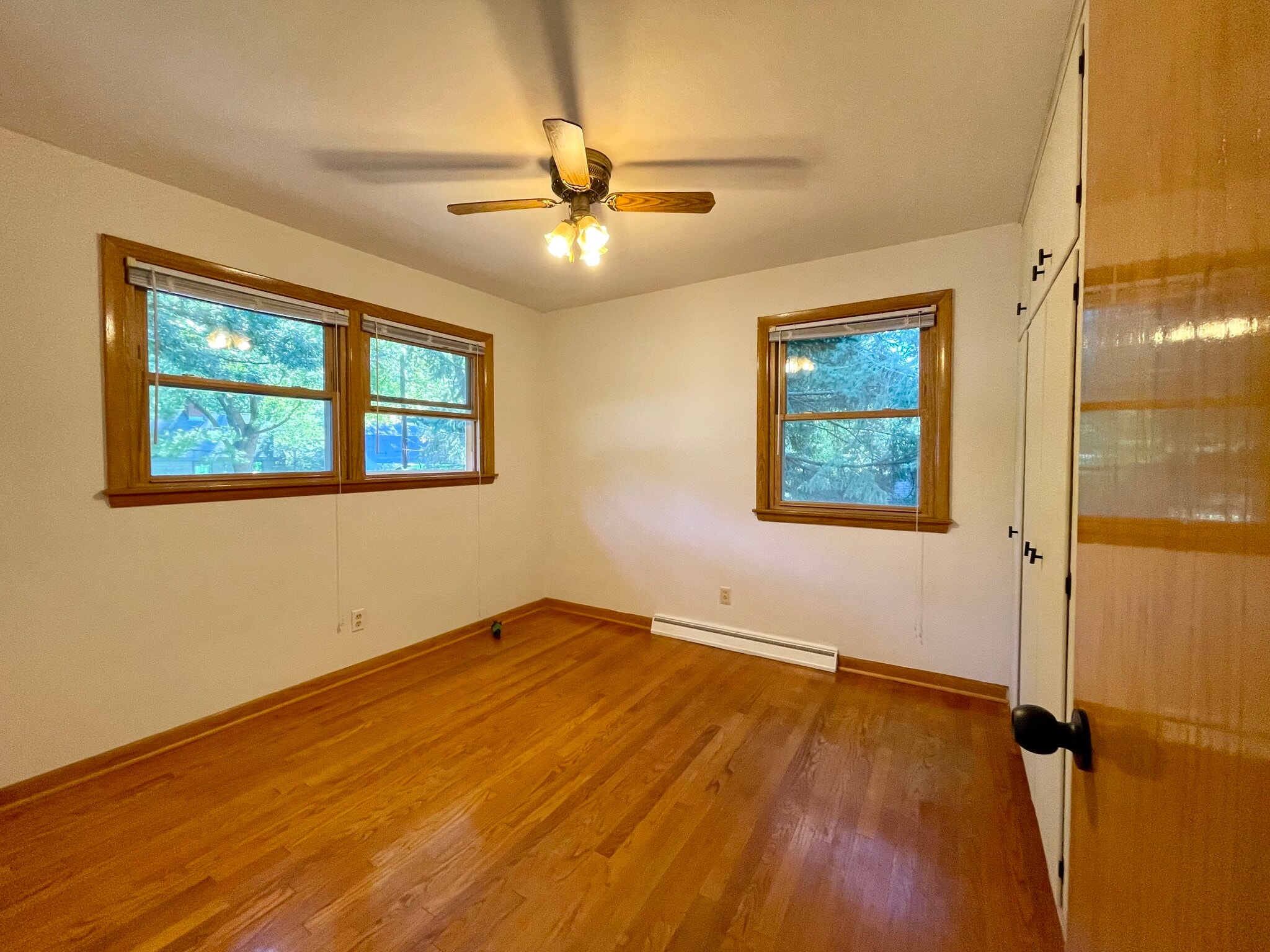 Building Photo - 302 N Meadow Ln