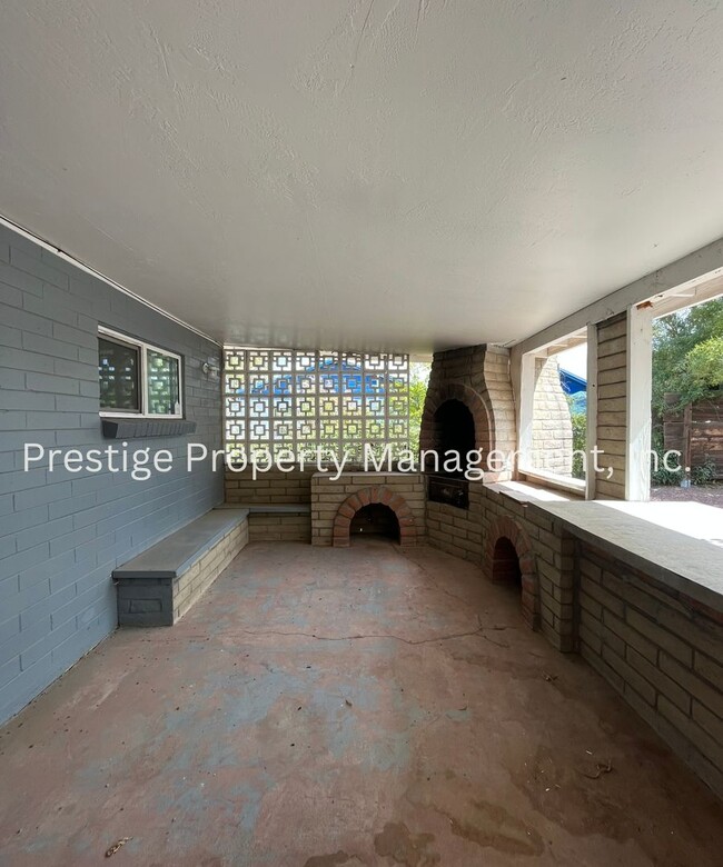 Building Photo - Welcome to This Lovely 3/2.5 East Side Home!!