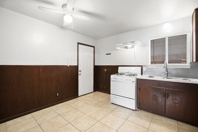 Building Photo - 5605 1/2 Jim Hogg Ave-
