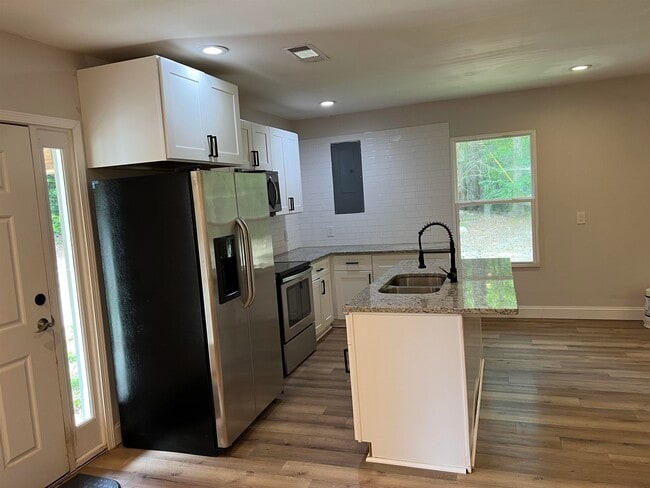 Building Photo - 1716 GA-85