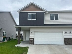 Building Photo - 3 Bed 3 Bath Twin Home