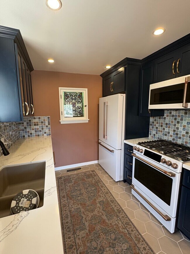 Building Photo - Views! Enchanting 2+1 Artists Retreat Nestled in Tujunga Hillsides
