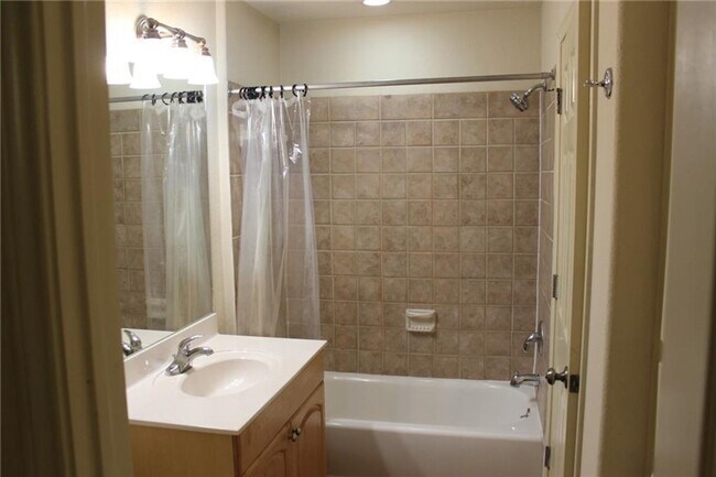 Building Photo - 4 bedroom 3 bath in the heart of North Campus