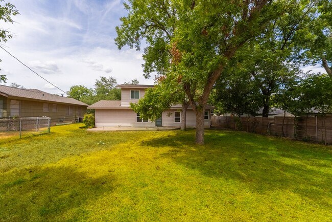 Building Photo - Hidden Gem | 4 bed 3 bath home in highly sought after Windsor Park!!!