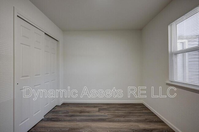 Building Photo - 1910 John F Kennedy St