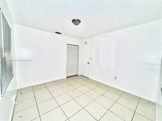 Building Photo - 637 SW 10th Ave