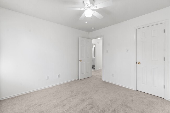 Building Photo - 122 S Walden Elms Cir