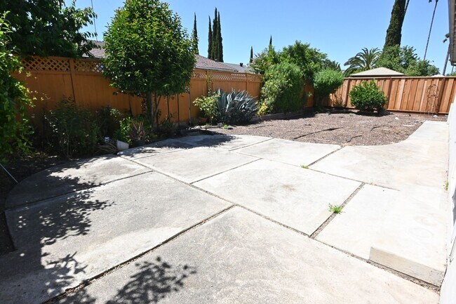 Building Photo - 5659 Lathrop Dr