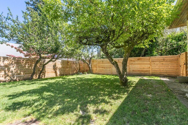 Building Photo - 4bd/2.75ba Seattle House