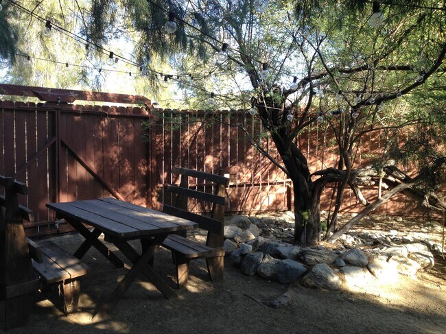 guest house picnic area - 21900 Penny Ln