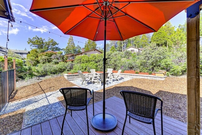 Building Photo - 2 Bedroom Home Tucked away in the Sierras