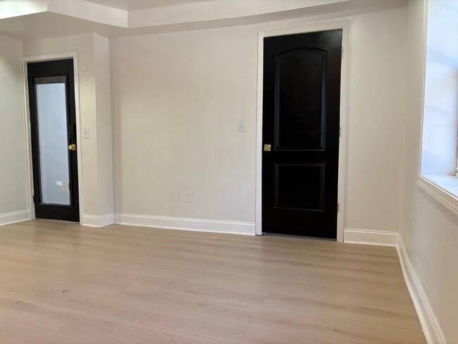 Building Photo - Jefferson 3