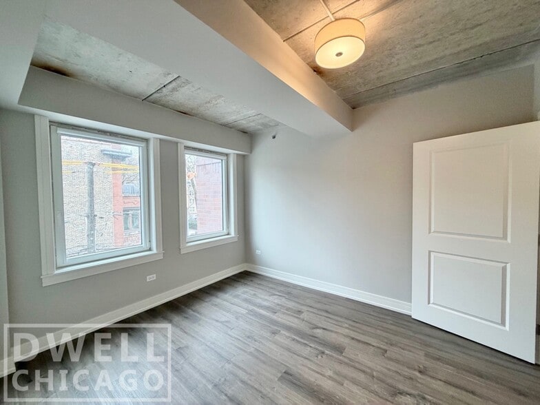 Building Photo - 938 W Carmen Ave