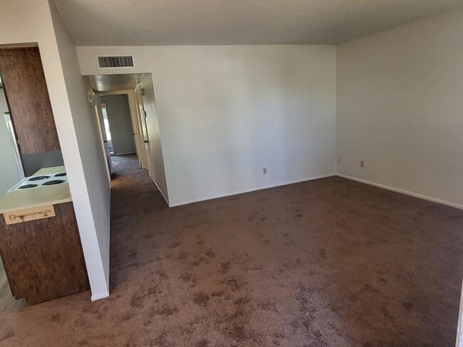 Building Photo - 9609 W Cinnabar Ave