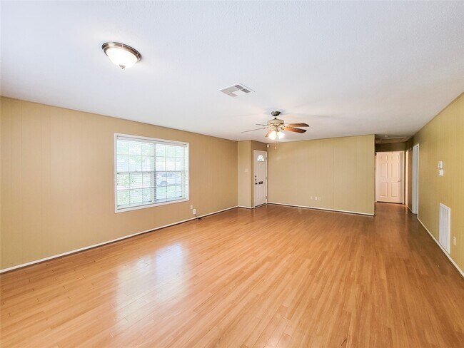 Building Photo - 111 Azalea St