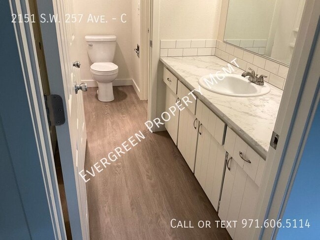 Building Photo - Freshly Renovated 2 BD x 1 BTH | Amazing D...