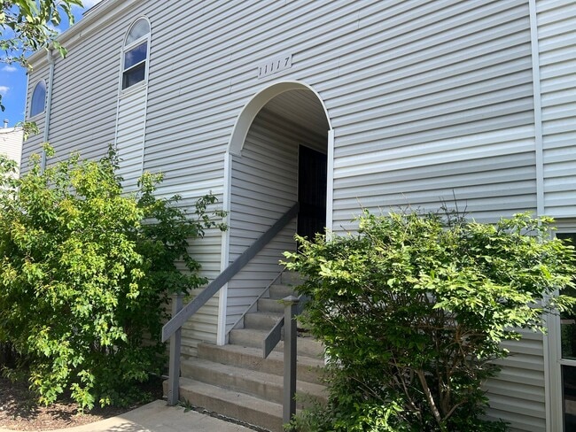 Building Photo - Spacious 3 Bed, 2 Full Bath Townhome near the Highline Canel!