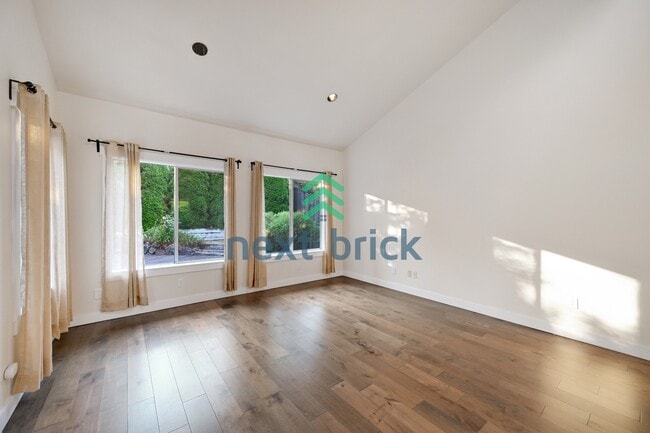 Building Photo - "Charming Bellevue 4-Bed Oasis with 2 Baths - Spacious 1560 Sq Ft Retreat!"