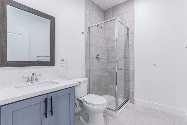 Building Photo - 1237 W 37th Plz