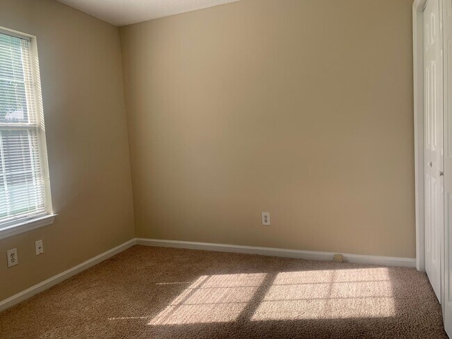 Building Photo - Move-in Ready!