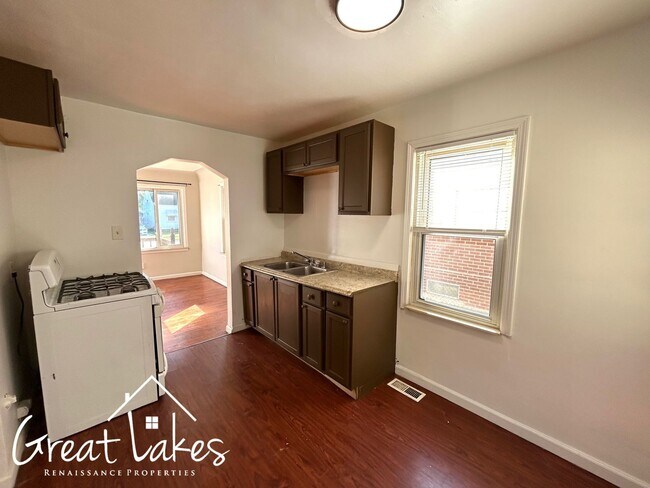 Building Photo - Beautiful 3 Bedroom 1 Bathroom now availab...