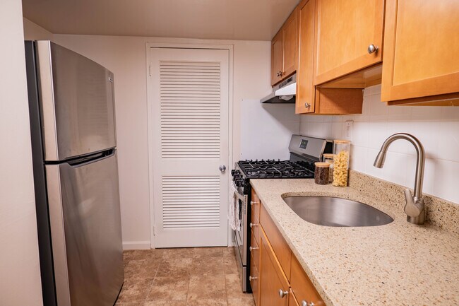 Woodmere Studio Kitchen - Woodmere Apartments