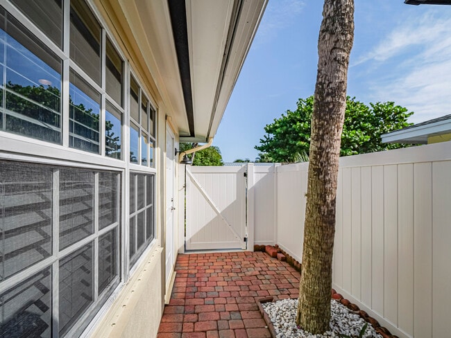 Building Photo - 922 Pirate Cove Ln