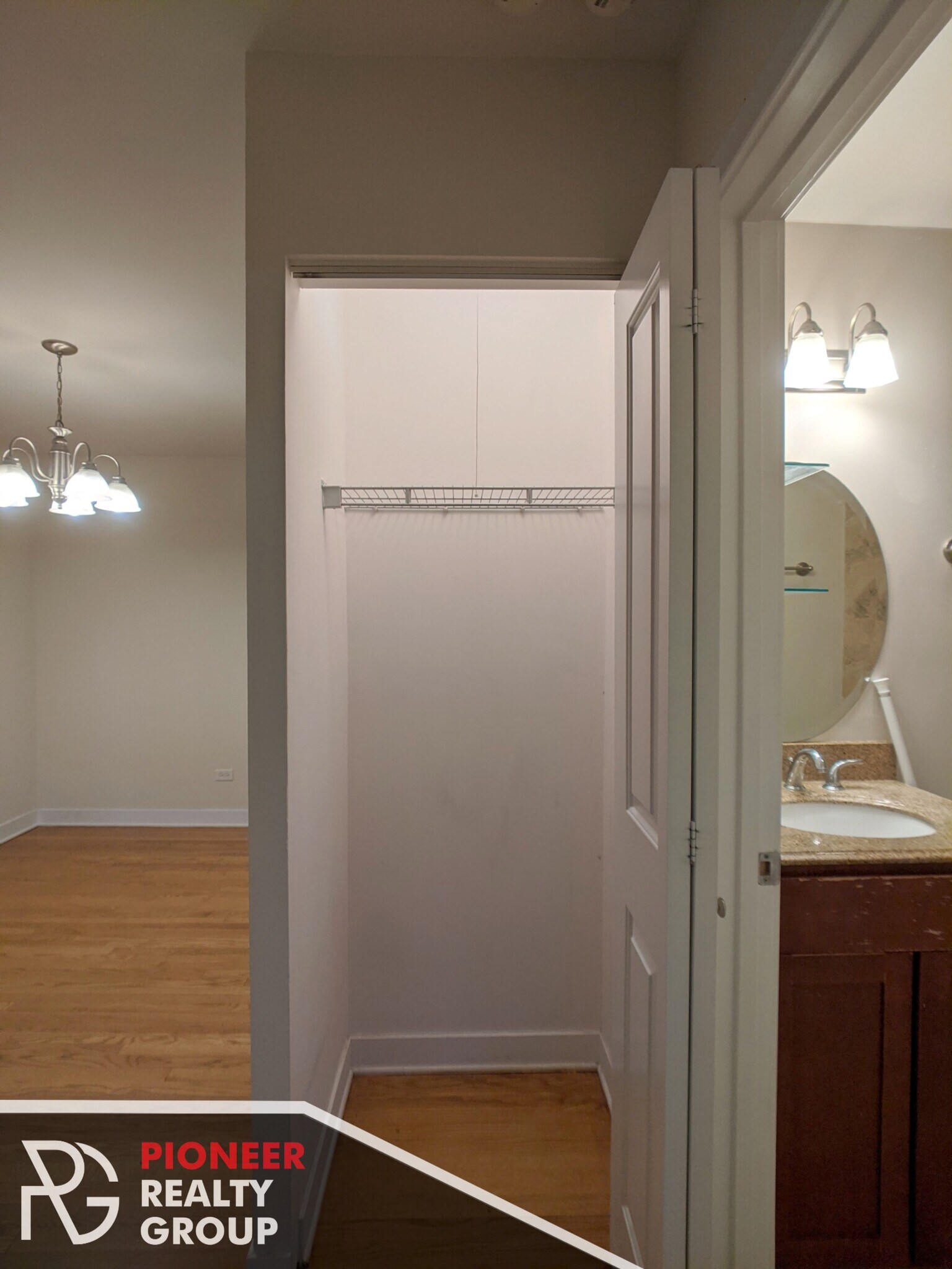 Building Photo - 643 W Wrightwood Ave