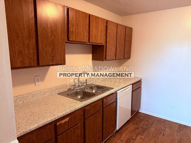 Building Photo - 1035 W Parkway Ave