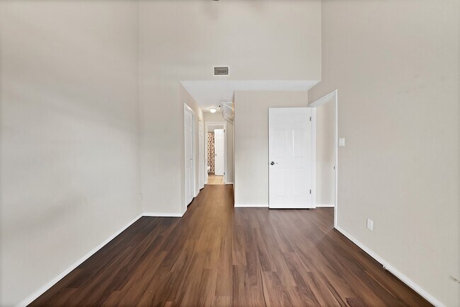 Building Photo - 2428 Forest Brook Ln