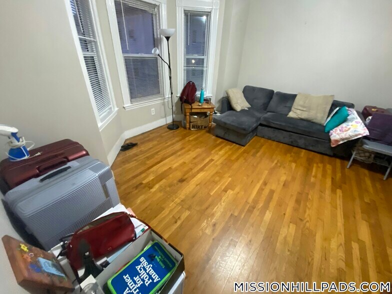 Building Photo - 1574 Tremont St