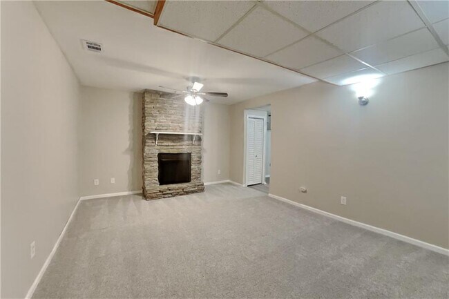 Building Photo - 1043 Foxhollow Tr