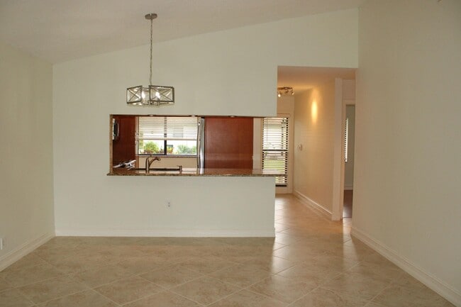 Building Photo - 4327 Palm Forest Dr N