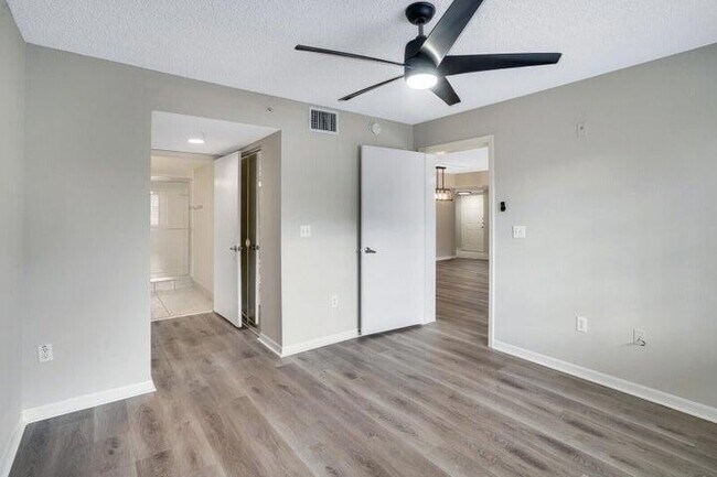 Building Photo - 1700 Crestwood Ct S