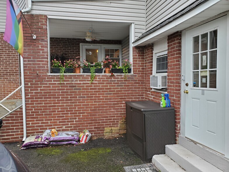 Building Photo - 2411 Patane Ave