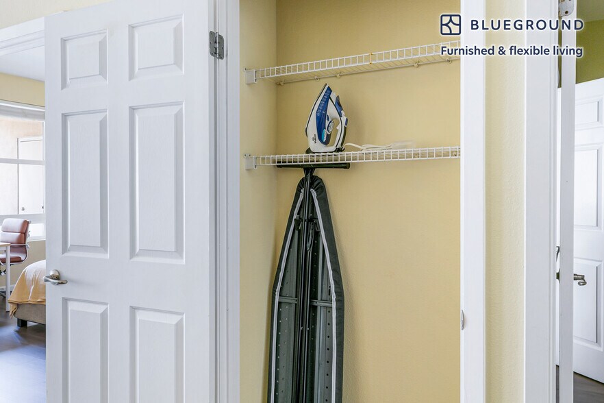 Building Photo - 853 Commodore Dr