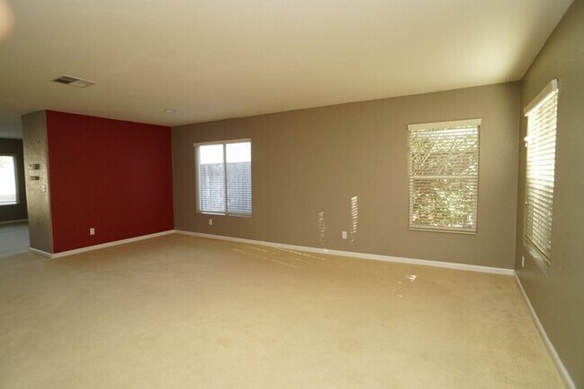 Building Photo - Spacious 4 bedroom 2.5 bathroom in Lincoln Crossing!