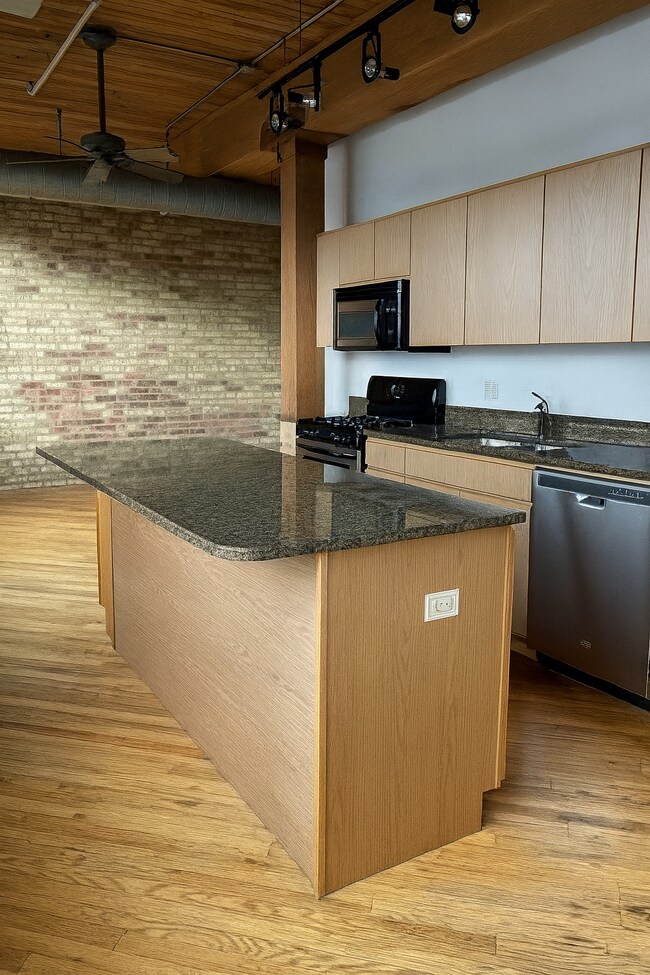 Building Photo - 2911 N Western Ave