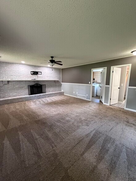Building Photo - 4544 Hillview Shr