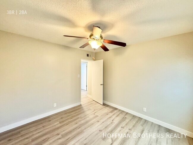 Building Photo - 12234 Manor Dr