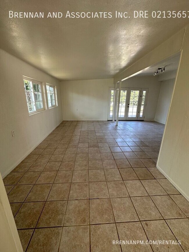 Building Photo - 820 Hickory Ct