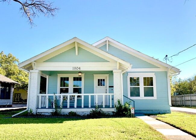 Historic Shiplap Cottage - 1804 N Elm St